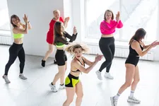 Thumbnail for article: Zorgt luide muziek tijdens fitnesslessen voor gehoorschade? Zo luidt onderzoek