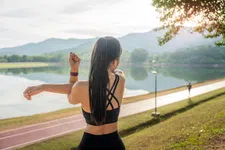 Thumbnail for article: Dit zijn 5 krachtoefeningen die je met een picknickbankje kunt doen