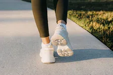 Thumbnail for article: Op deze 6 populaire sneakers kun je úrenlang wandelen zonder blaren