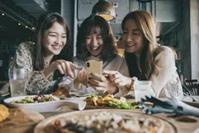 Thumbnail for article: Een vriendin uit het oog verloren? Dat hoeft geen einde vriendschap te zijn