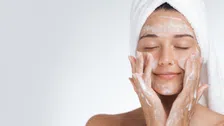Thumbnail for article: Double cleansing: zo weet je of jij twee keer je gezicht moet wassen