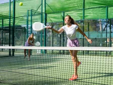 Thumbnail for article: Van padel tot yoga: werkgevers zetten massaal in op sport en beweging 