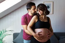 Thumbnail for article: Waarom sommige mannen óók zwangerschapsklachten krijgen (ja, echt)