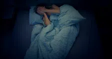 Thumbnail for article: Doodmoe en toch wakker liggen? Je lichaam kan in 'overlevingsstand' staan