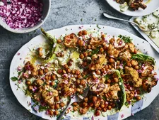 Thumbnail for article: Zo makkelijk, en snel klaar: deze crispy bloemkoolsalade is een feestje op je bord (én in je buik)