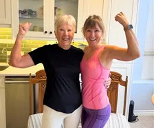 Thumbnail for article: 'Ik ben 65 en sport met mijn 87-jarige moeder - deze simpele work-out-routine houdt ons sterk'