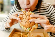 Thumbnail for article: Elk weekend snacken: verpest je daarmee je gezonde week?