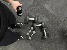 Thumbnail for article: Nieuw in de gym? Dit is een voorbeeld van een trainingsschema voor beginners