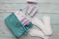 Thumbnail for article: Menstruatie is niet mals: afgelopen jaar bleef helft van de vrouwen thuis door klachten