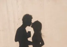 Thumbnail for article: Non-toxic relatie saai om naar te kijken? Serie Off Campus bewijst het tegendeel