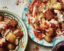 Thumbnail for article: Dit simpele recept voor patatas bravas wil je elk weekend maken