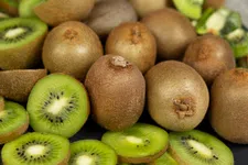 Thumbnail for article: Van melatonine tot antioxidanten: helpt kiwi's eten écht tegen slaapproblemen?