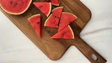 Thumbnail for article: Dit kun je het beste eten en drinken tijdens een hittegolf (en dit vooral niet)