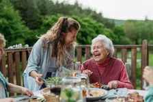 Thumbnail for article: Nonnamaxxing: wat we kunnen leren van Italiaanse oma's over gezond oud worden