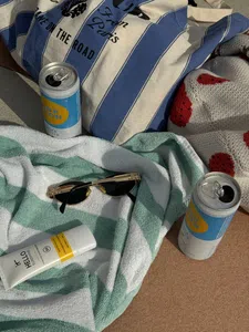 Thumbnail for article: Een ijskoude douche of een frisse duik? Zo koel je veilig af tijdens warm weer
