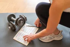 Thumbnail for article: WH-trainingsschema voor beginners: krachttraining- en cardio van 4 weken, samengesteld door een trainer