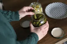 Thumbnail for article: Dit is waarom je elke dag augurken wilt eten voor je darmgezondheid en je bloedsuikerspiegel