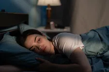 Thumbnail for article: ‘Vrouwen slapen even lang als mannen, maar worden bijna drie keer vaker vermoeid wakker’