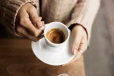 Thumbnail for article: Nieuw onderzoek linkt koffie aan minder buikvet en meer spieren – maar er zit een belangrijke kanttekening aan