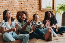 Thumbnail for article: 94% van de vrouwen eet weleens meer dan gepland - wat betekent dat?