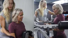 Thumbnail for article: 49-jarige moeder wil voor haar 50e een sixpack hebben - deze 5 oefeningen doet ze